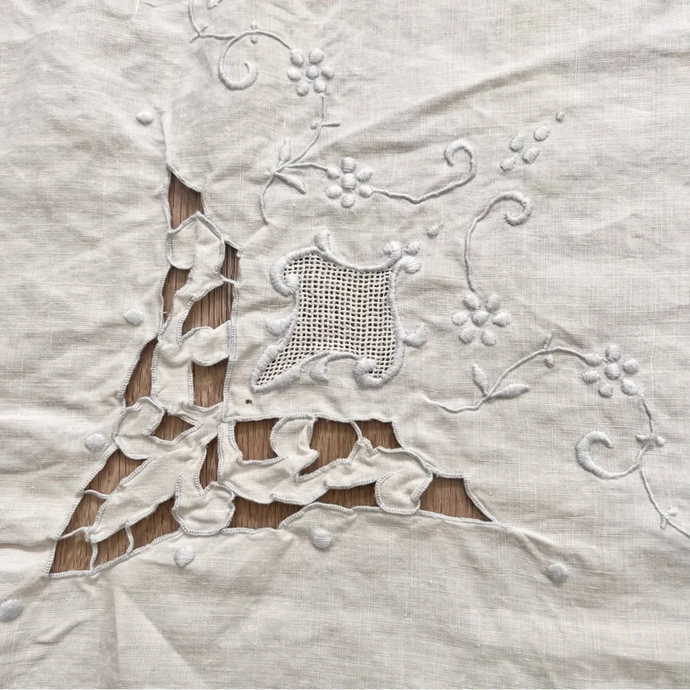 Vintage 1940's White Cutwork &‎ Embroidered Linen Ornate Tablecloth Square 32.5”